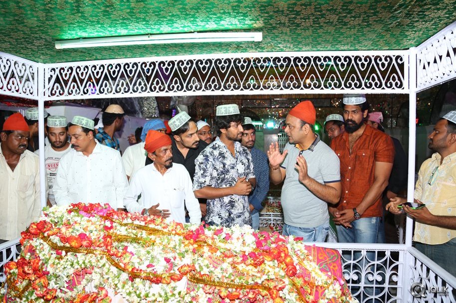 Krishna-Gadi-Veera-Prema-Gaadha-Movie-Team-Visits-Kadapa-Darga